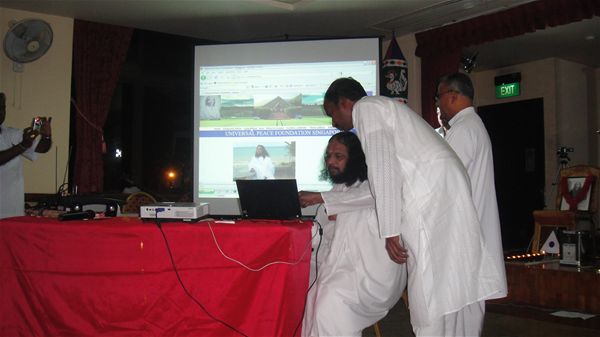 14 Mei Gnana Selvar Senthil Explaining Web Page to Guru Mahan 