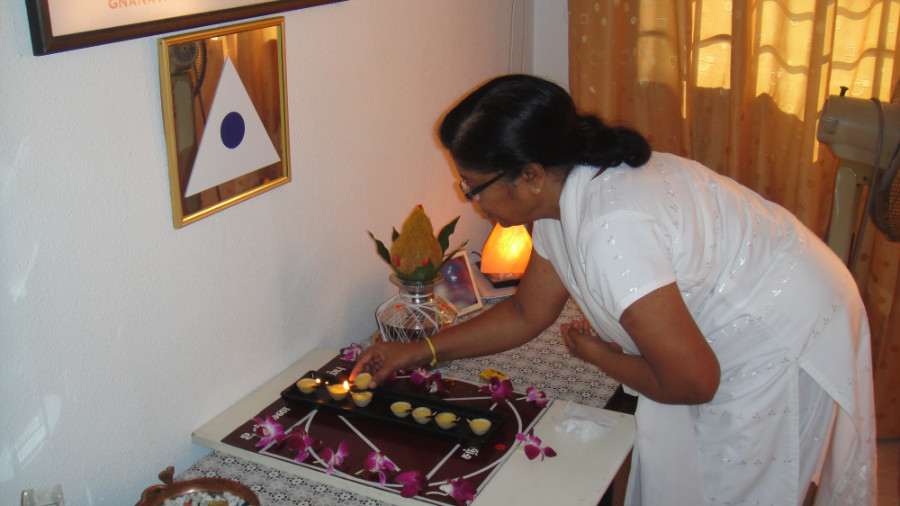 4 Mei Thirumathi Santhabai Thervathas Light Up Astha Deepam